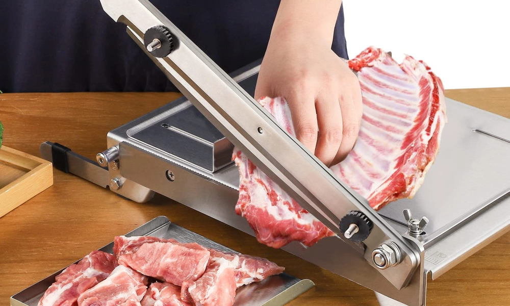 الدفاع المدني يصدر إرشادات للسلامة في استخدام الفرامات والأدوات الحادة