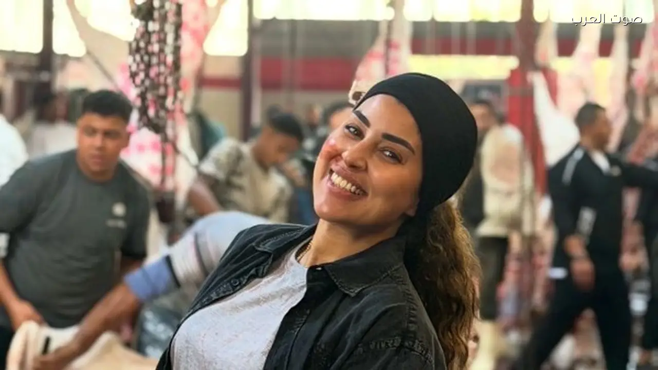 آيتن عامر تبهر الجمهور بظهورها في المدبح وتفتح باب التساؤلات حول نشاطها في تجارة العجول