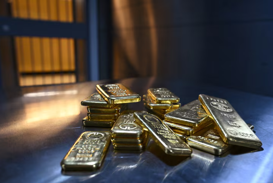 «زيادة المخاوف العالمية تفاقم فقدان الثقة في الدولار والاتجاه نحو الذهب»