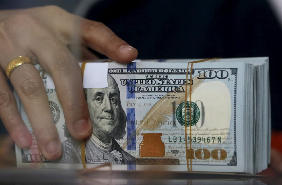 «خسائر متوقعة» الدولار الأمريكي يواصل الانحدار وسط تأثيرات قرارات ترامب، مع توقعات بفقدان 10% إضافية من قيمته حتى 2026