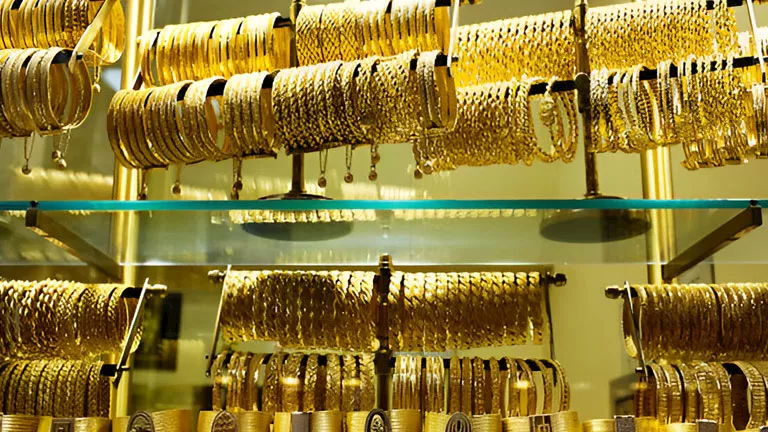 تراجع أسعار الذهب بنسبة 1% بفعل قوة الدولار وضعف النشاط التجاري في آسيا