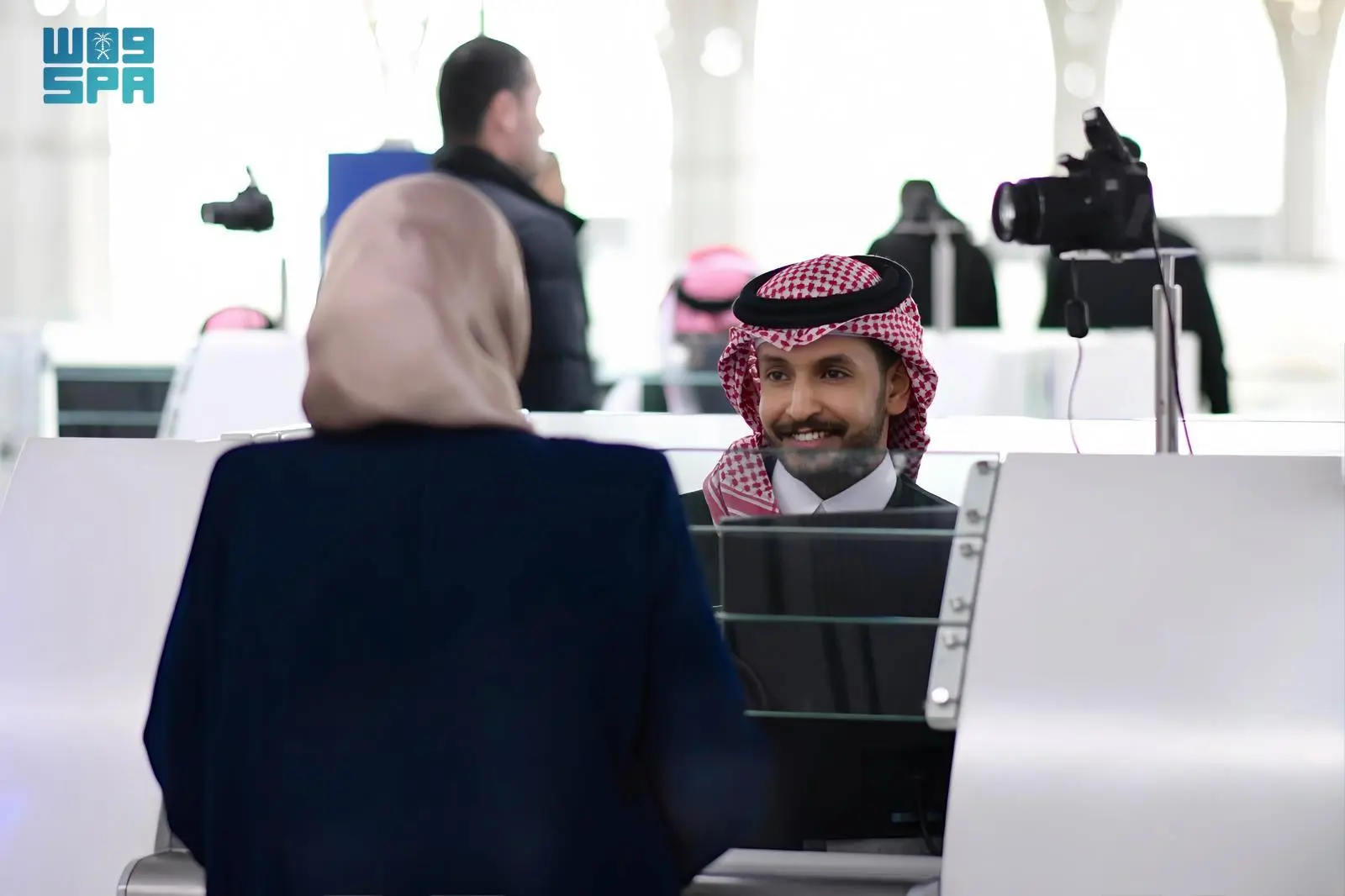 جوازات مطار الأمير محمد بن عبدالعزيز تستقبل أفواج ضيوف الرحمن القادمين للعمرة