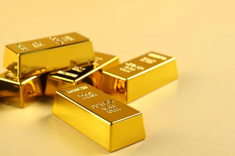 أسعار الذهب تنخفض تحت حاجز 5000 دولار للأونصة