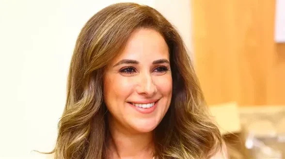 شيري عادل تصدم الجميع بظهورها بالبيجامة واللكلوك في كواليس “فن الحرب”