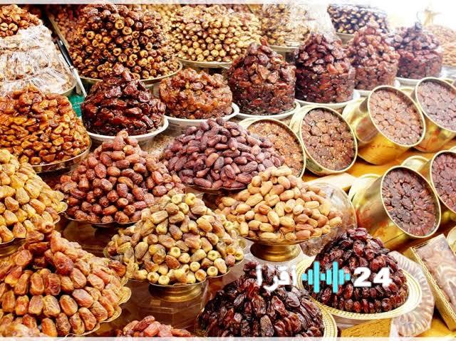 <p><strong>قرية النخيل تسجل إقبالاً غير مسبوق على أصناف التمور المتنوعة</strong></p>
