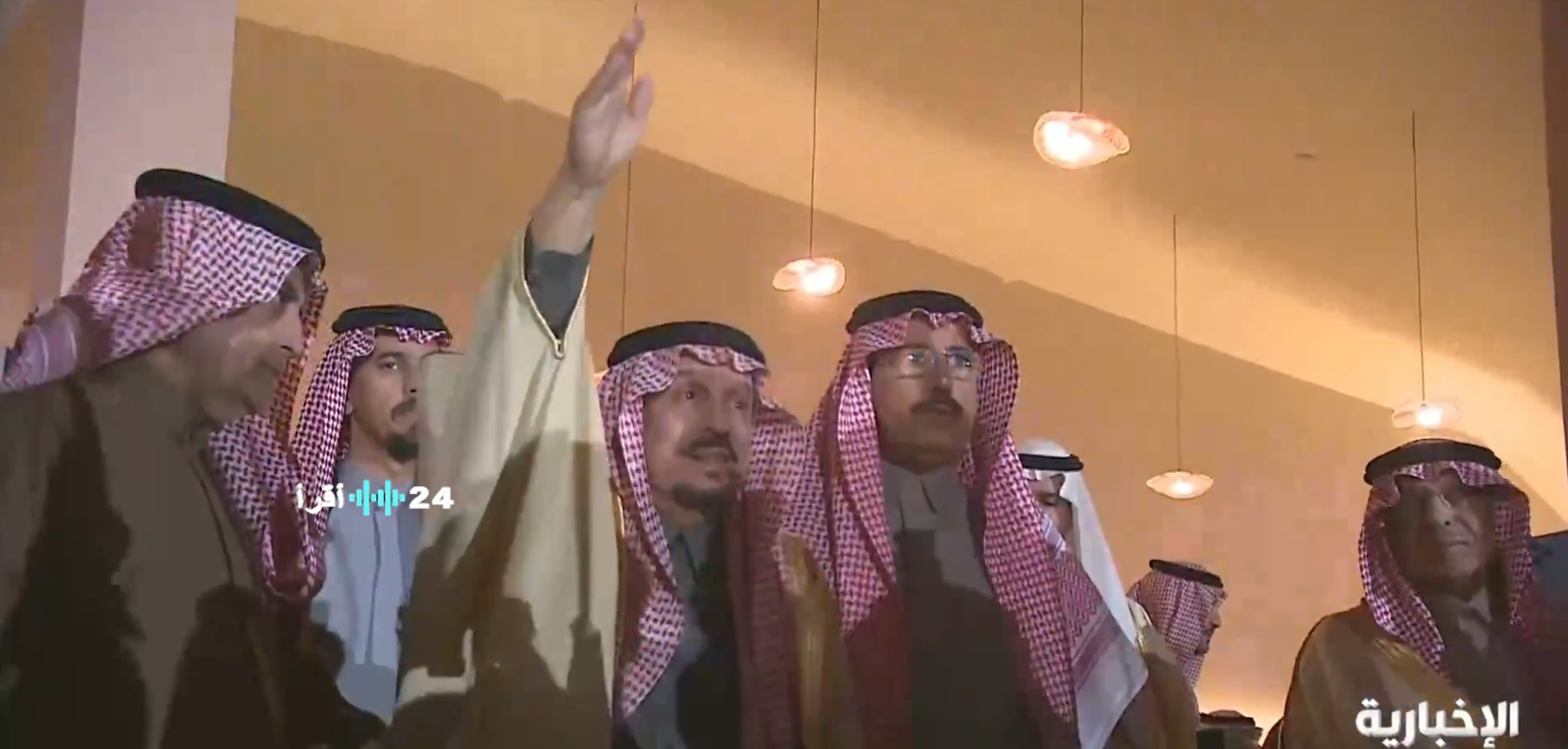 الأمير فيصل بن بندر يجسد روح يوم التأسيس بمشاركته في العرضة السعودية بقصر الحكم