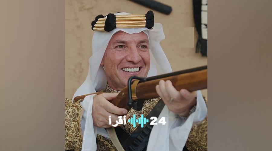 مدرب ليفربول وسلتيك السابق يثير اهتمامًا واسعًا بظهوره بالزي العربي