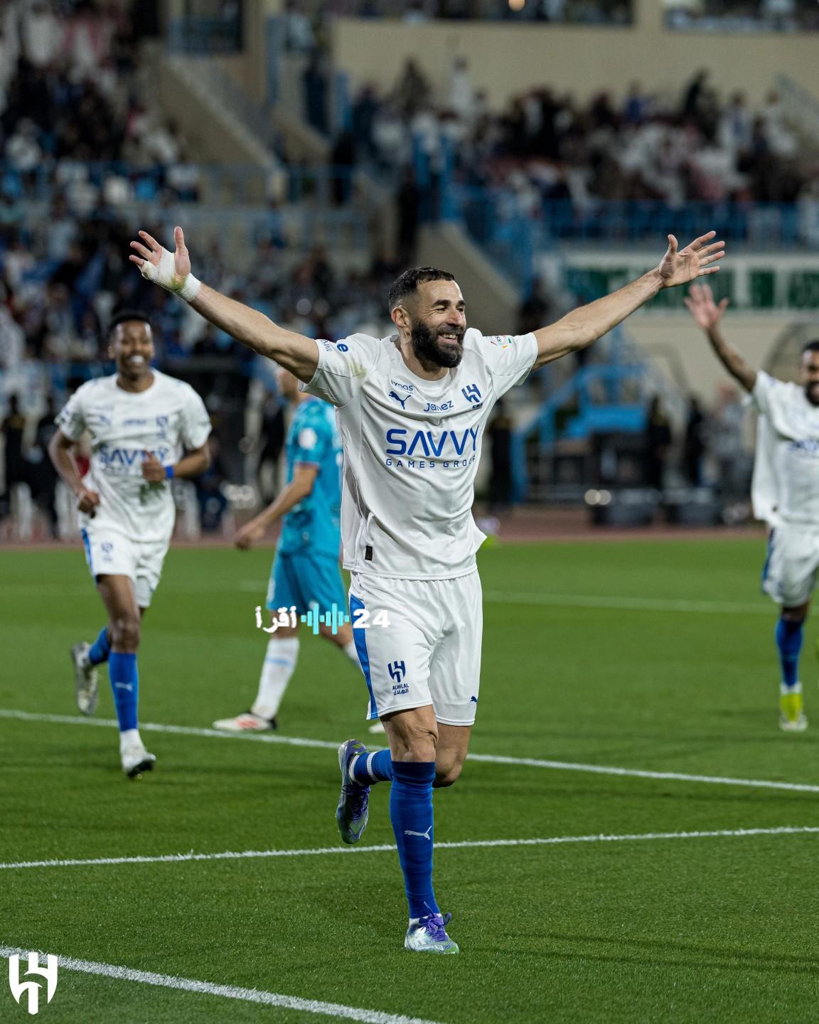 معلق قمة دوري روشن بين الهلال والتعاون بصوت جماهيري بارز