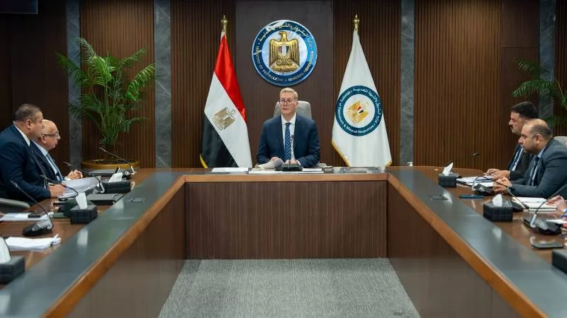«استكشاف ثروات مصر تحت الأرض» وزير البترول يناقش تنفيذ المسح الجوي الشامل للمعادن في البلاد