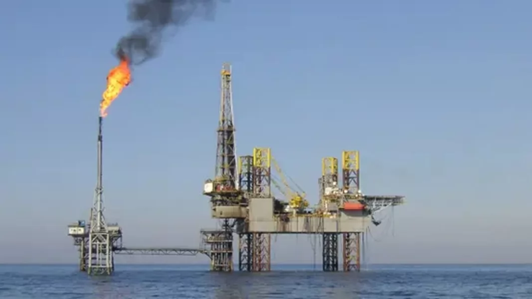 «أسواق النفط تتقلب بحدة بعد إغلاق مضيق هرمز»