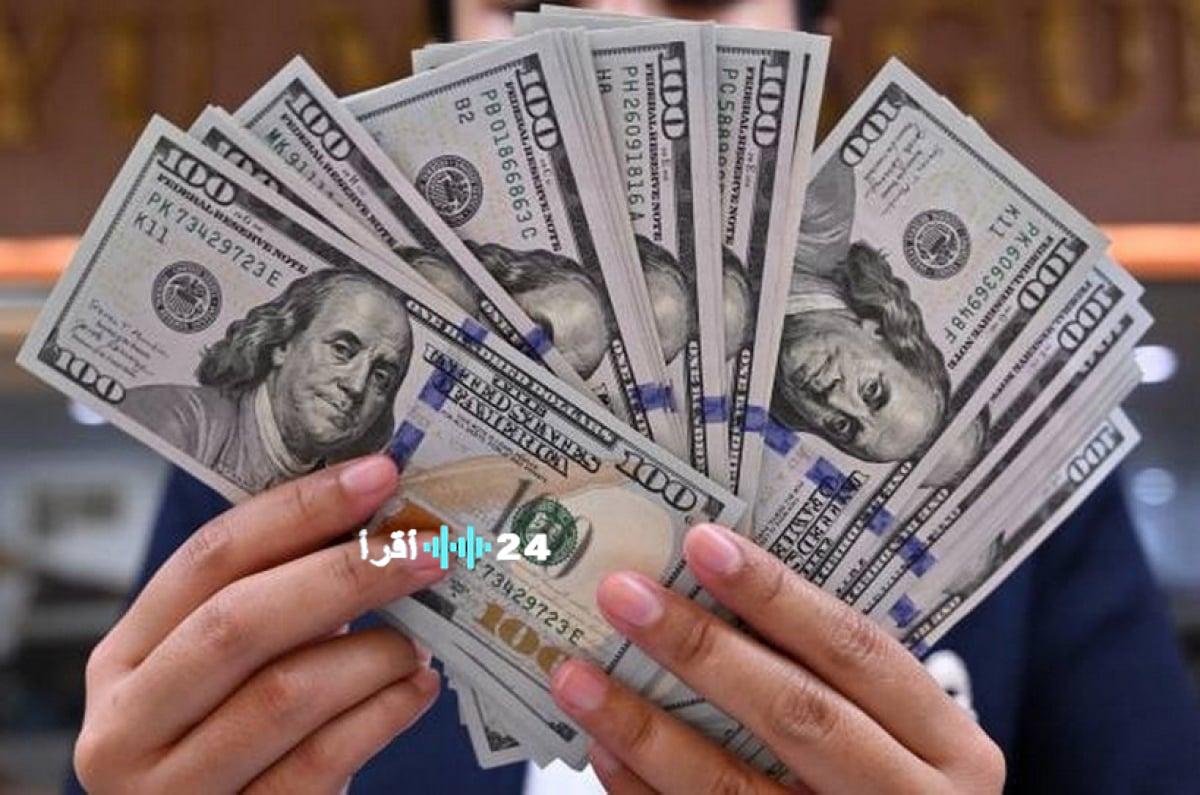 الدولار الأمريكي يعكس اتجاهه ويحقق ارتفاعاً ملحوظاً، مما يعزز مكانته كملاذ آمن