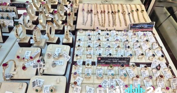 <p><strong>تراجع الذهب عن ذروته المسجلة قبل أكثر من شهر</strong></p>