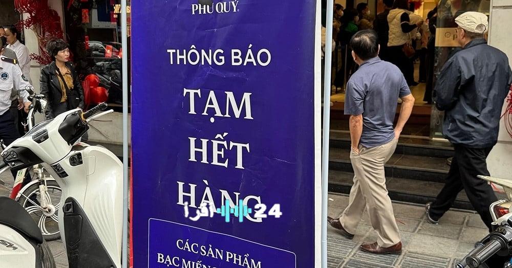 الأشخاص الذين ينتظرون انخفاض أسعار الذهب يتلقون إيصالات لتمكينهم من الشراء لاحقًا