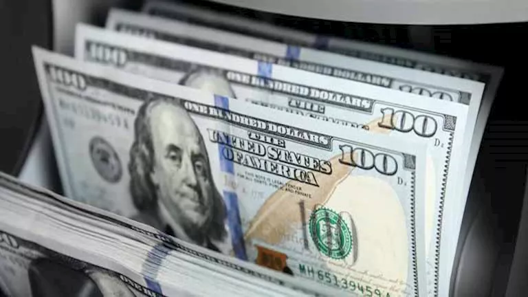 «الأسعار المرتفعة للدولار: “الأخضر” يتجاوز الـ 50 جنيهًا في البنوك مع تحليل شامل من غربة نيوز»