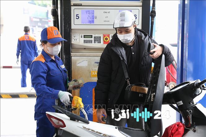 «ارتفاع أسعار البنزين نتيجة الإنفاق الكبير من صندوق استقرار الأسعار»  يكشف تأثير التمويل على تكلفة المواد الأساسية في فيتنام