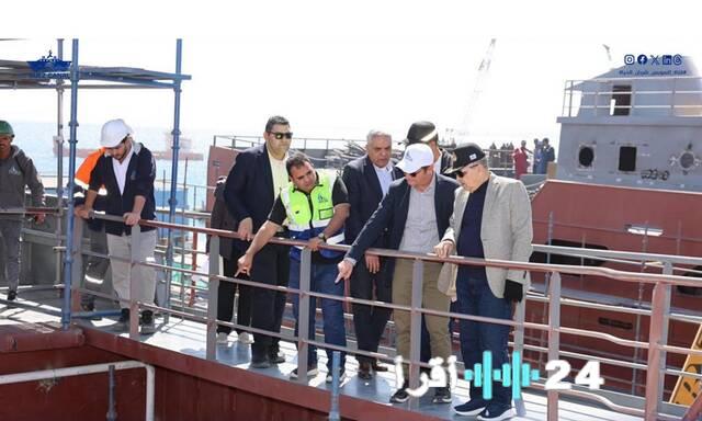 بناء 10 قاطرات بحرية جديدة في قناة السويس لتعزيز المجرى الملاحي