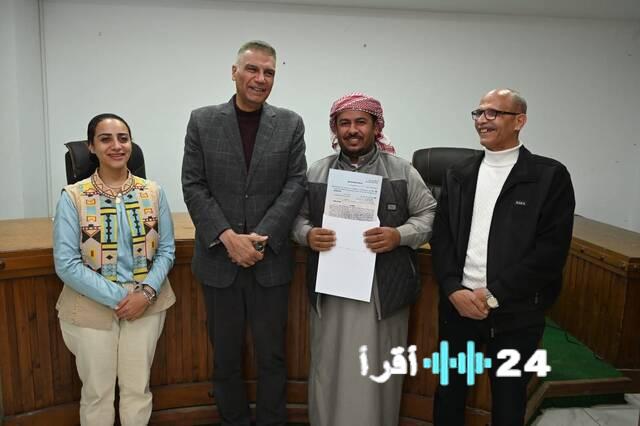 محافظ جنوب سيناء يوزع 18 عقد تقنين أوضاع لمنازل المواطنين في مدينة دهب