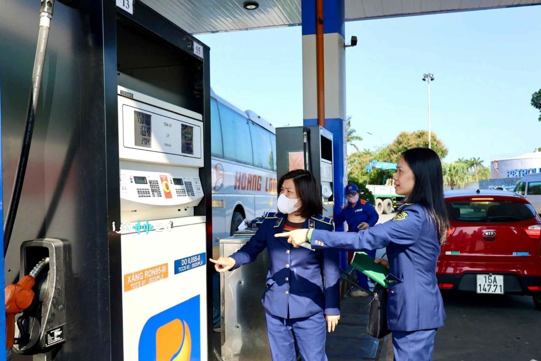 «ارتفاع سعر بنزين RON95-III وسط استمرار تثبيت الأسعار بمقدار 335 دونغ فيتنامي لكل لتر»