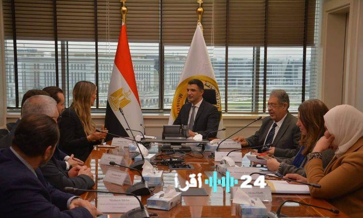 «تعاون مشترك لتوطين صناعة السيارات» وزير الصناعة يبحث مع مرسيدس-بنز إيجيبت تعزيز المكون المحلي