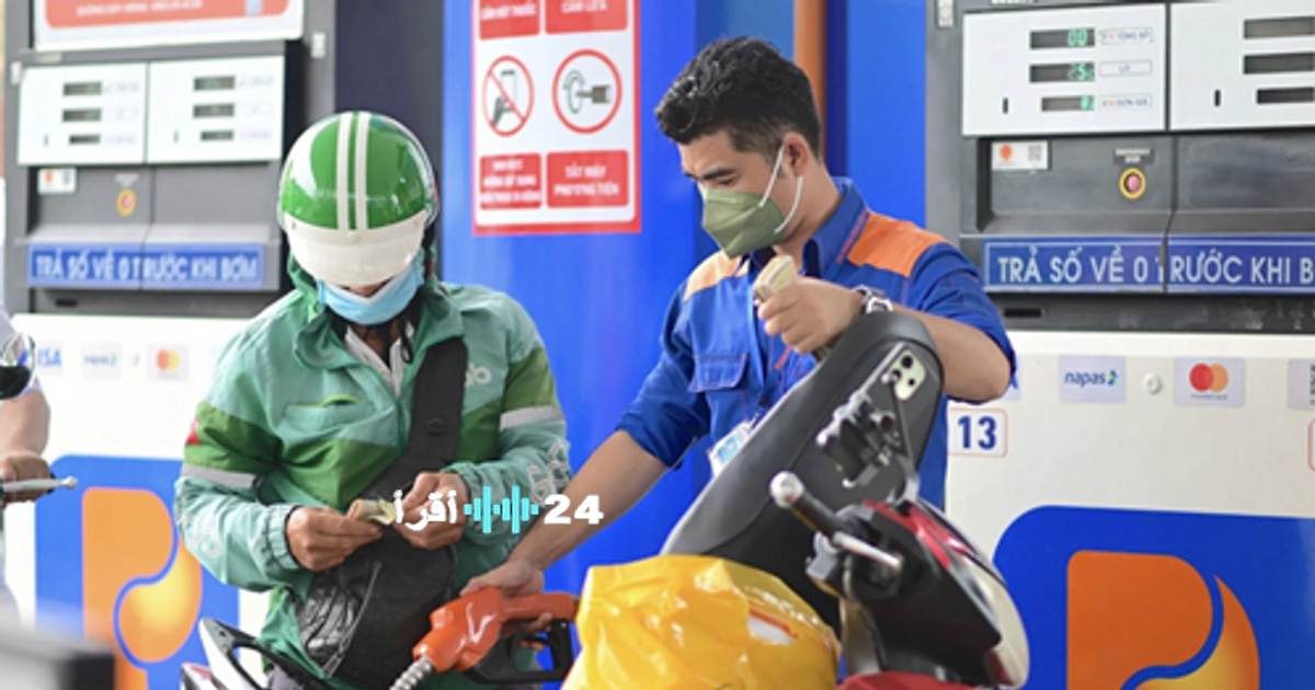 «ارتفاع وانخفاض مفاجئ في أسعار البنزين في فيتنام» انخفض سعر البنزين E5RON92 بمقدار 447 دونغ بينما سجل سعر بنزين RON95-III زيادة جديدة لتصل إلى 25575 دونغ لكل لتر اعتبارًا من الساعة 10 مساءً يوم 12 مارس