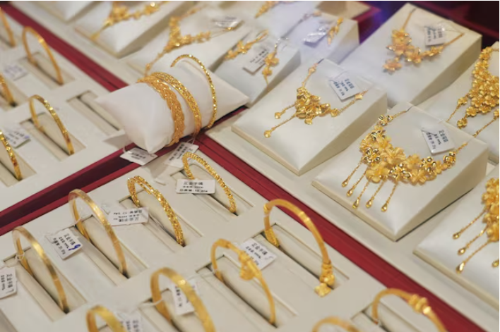 «تحديات الدولار تضع الذهب تحت الضغط، لكن استعادته لمكاسبه ممكنة وسط استمرار التضخم والركود»