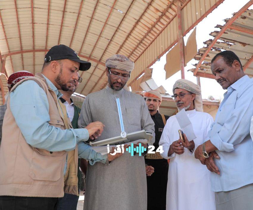 وكيل محافظة المهرة يشهد تسليم موقع مشروع تطوير سوق الخضار المركزي في الغيضة