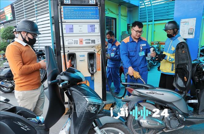 «تحديات أسعار الوقود ومواجهتها» كيف يتكيف الأفراد وشركات النقل مع التقلبات المستمرة في الأسعار