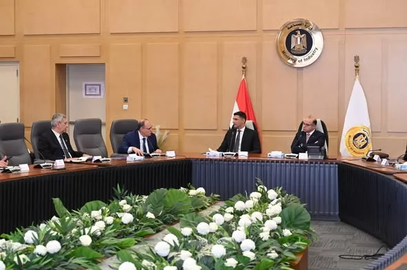«نحو مستقبل أفضل» وزير الصناعة يناقش مع شركات الأدوية استراتيجية تطوير شاملة للقطاع