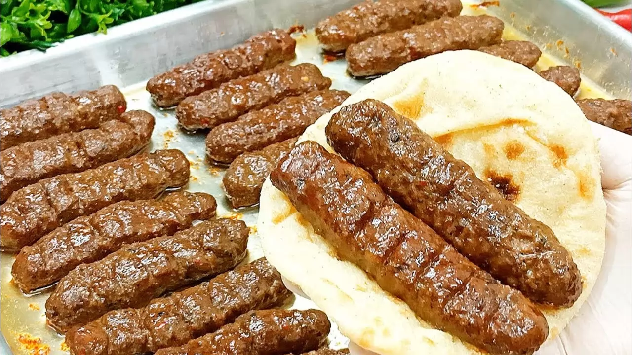 «سر النكهة المدخنة… بلا فحم!» فن الكفتة المشوية في الفرن: دليلك الشامل لمذاق لا يُنسى وقوام مثالي
