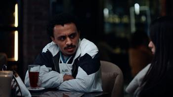 كزبرة يطلق مشروعًا لتجارة ريش الدجاج بينما يحاول شقيقه الإيقاع به في الحلقة التاسعة من مسلسل بيبو