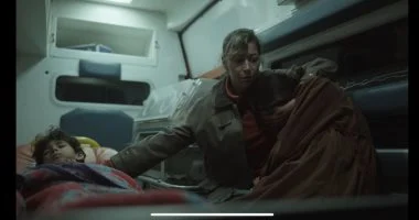 «مشهد النهاية المأساوي يصدم الجمهور» أحضان منة شلبى تشهد اللحظات الأخيرة لسارة يوسف في الحلقة 12 من صحاب الأرض