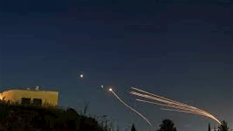 «تصاعد الأحداث: إيران تطلق صواريخ على تل أبيب وسعر الذهب يسجل ارتفاعًا ملحوظًا»