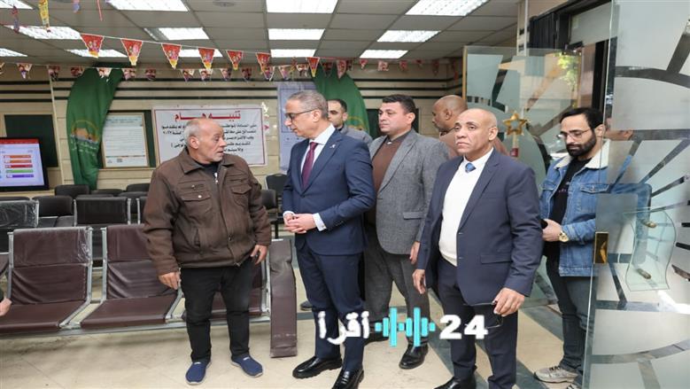 محافظ الجيزة يلتقي أصحاب المعاشات خلال صرف مستحقاتهم بمكتب بريد بين السريات