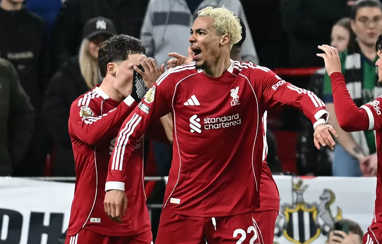 نجم ليفربول يسخر من 12 تسريحة شعر غيرها في أسبوع واحد