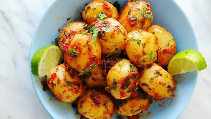 «اكتشف لمسة سحرية لطبقك» بطاطس الكمون والليمون: نكهة جديدة تُبهج الحواس وتُحوّل الوجبة العادية إلى تجربة استثنائية