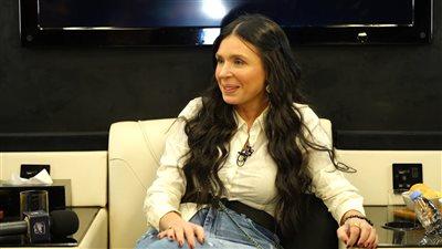 الراقصة دينا تعيد إحياء فن الرقص الشرقي في عصر ما قبل البوتكس والفيلر