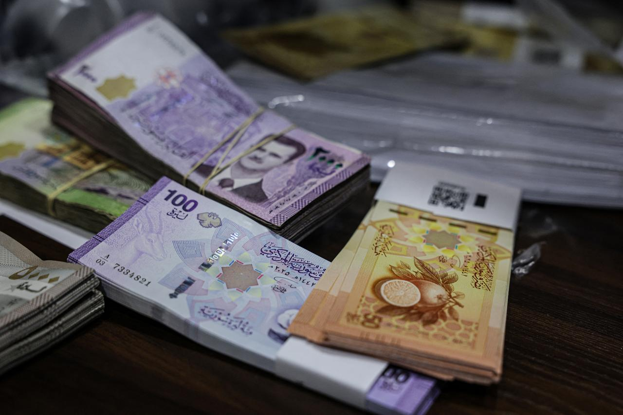 أسعار صرف الدولار واليورو والذهب في سوريا الأحد 1 مارس 2026