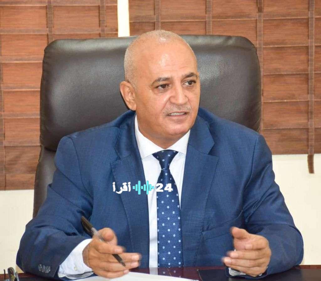 وزير المياه يستعرض خرائط المياه الجوفية في تعز