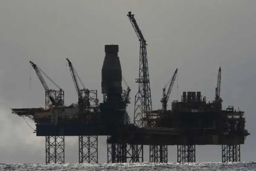 أسعار النفط تتجاوز 100 دولار لبرنت لأول مرة منذ 4 سنوات