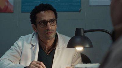 مسلسل عرض وطلب الحلقة الأولى يسلط الضوء على شخصية محمد حاتم طبيب يواجه تعقيدات الحياة مع التمسك بمبادئه