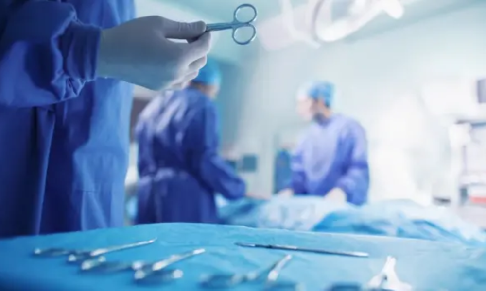 ضبط وإغلاق منشأة صحية بجدة مارست جراحات سمنة دون ترخيص