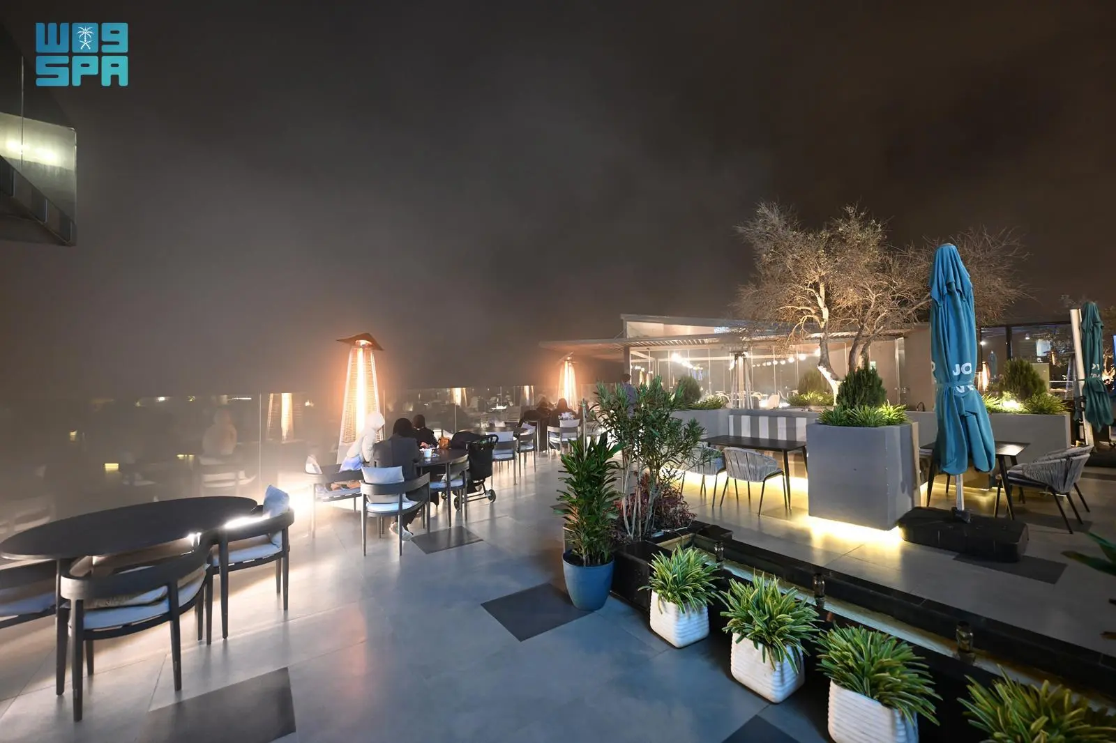 ضباب عسير ينسج مائدة إفطار فريدة في الحدائق العامة