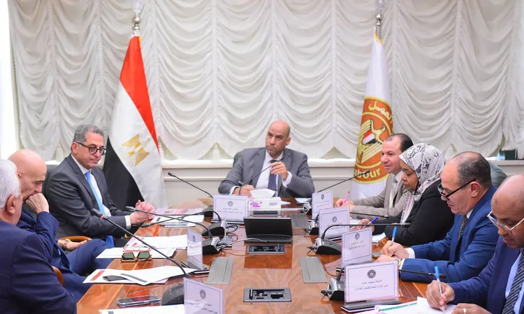 «عازمون على دعم القطاع» وزير العمل يعلن عن خطوات لإزالة العقبات التي تواجه صناعة الملابس الجاهزة وكثيفة العمالة