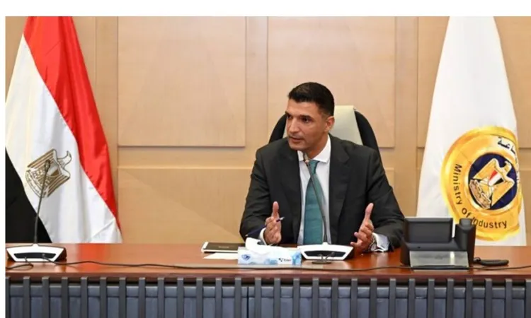 «فرص عمل جديدة في القرى المنتجة تعزز جهود الحد من الهجرة» وزير الصناعة يؤكد على أهمية المبادرات المحلية