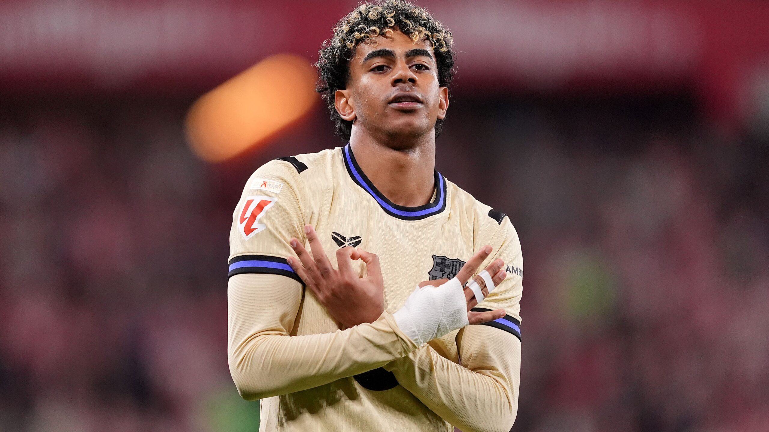 القنوات الناقلة لمباراة نيوكاسل يونايتد وبرشلونة في ذهاب دور الـ16 من دوري أبطال أوروبا 2025-2026 وطرق المشاهدة عبر الإنترنت