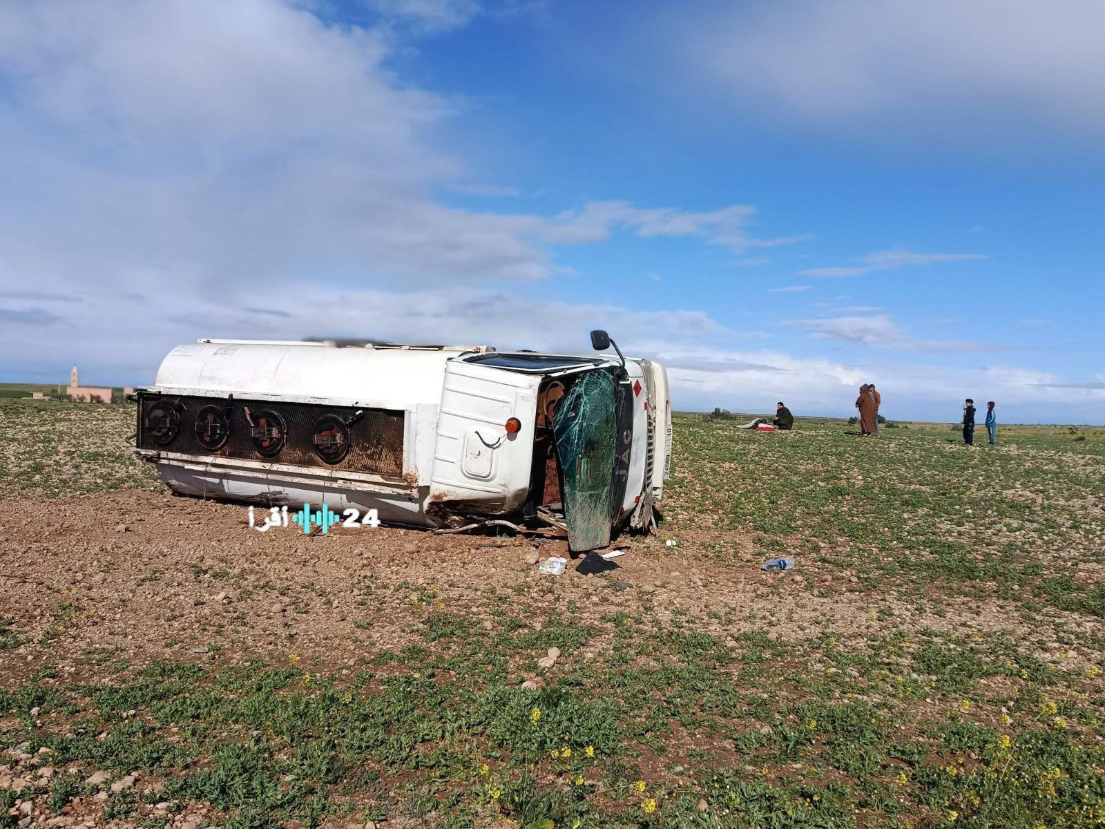 «سيناريو مروع يثير القلق» انقلاب شاحنة وقود يزرع الرعب على الطريق وإصابة السائق بكسور بالغة