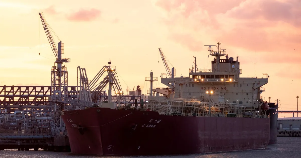 «من أجل خفض أسعار النفط إدارة ترامب تخطط لتعليق “قانون جونز”»