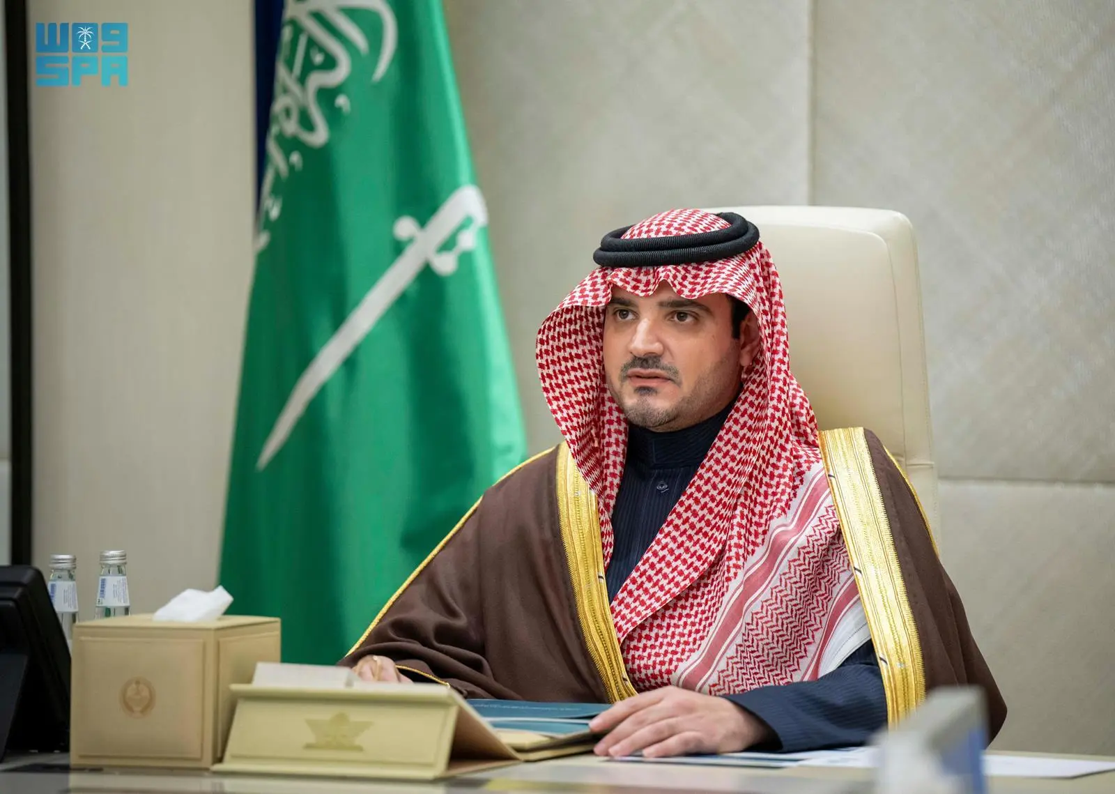 عبدالعزيز بن سعود يشدد على تسخير الإمكانات لتعزيز الأمن ودعم العالقين الخليجيين باجتماع أمراء المناطق