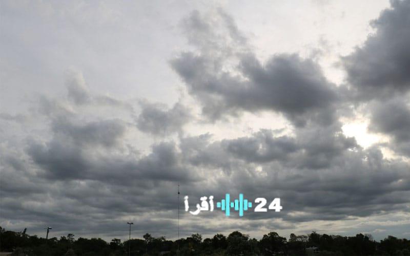 طقس الأحد يشهد أجواء غائمة مع هطول أمطار متفرقة في عدة مناطق