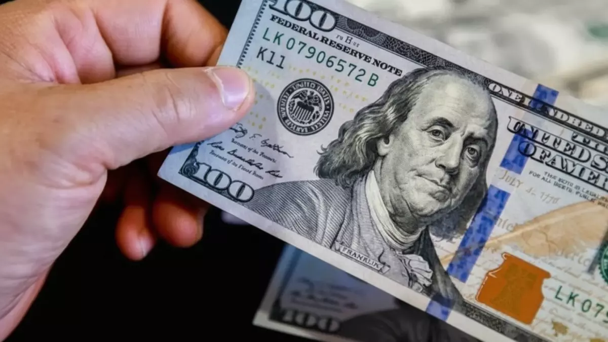 تباين قياسي بسعر الدولار في البنوك المصرية اليوم يصل إلى 90 قرشًا ويثير حيرة المتعاملين